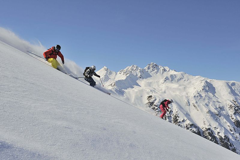 Serfaus Fiss Ladis Skifahrer Mit Gipfelblick C Sepp Mallaun