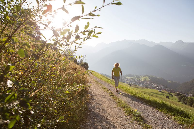 Serfaus Fiss Ladis Nordic Walking Mit Dorfblick C Andreas Kirschner